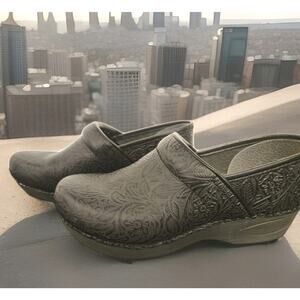 Dansko XP 2.0 Black Floral Tooled Leather Clogs Women's Size 39 US 8